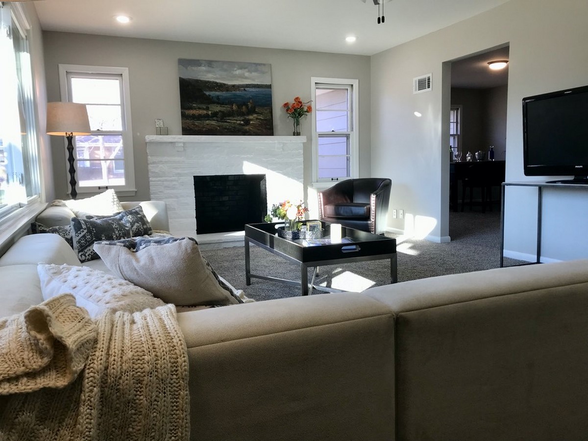 Living Space_©http://www.staginghomes360.com/before-and-after--staging.html
