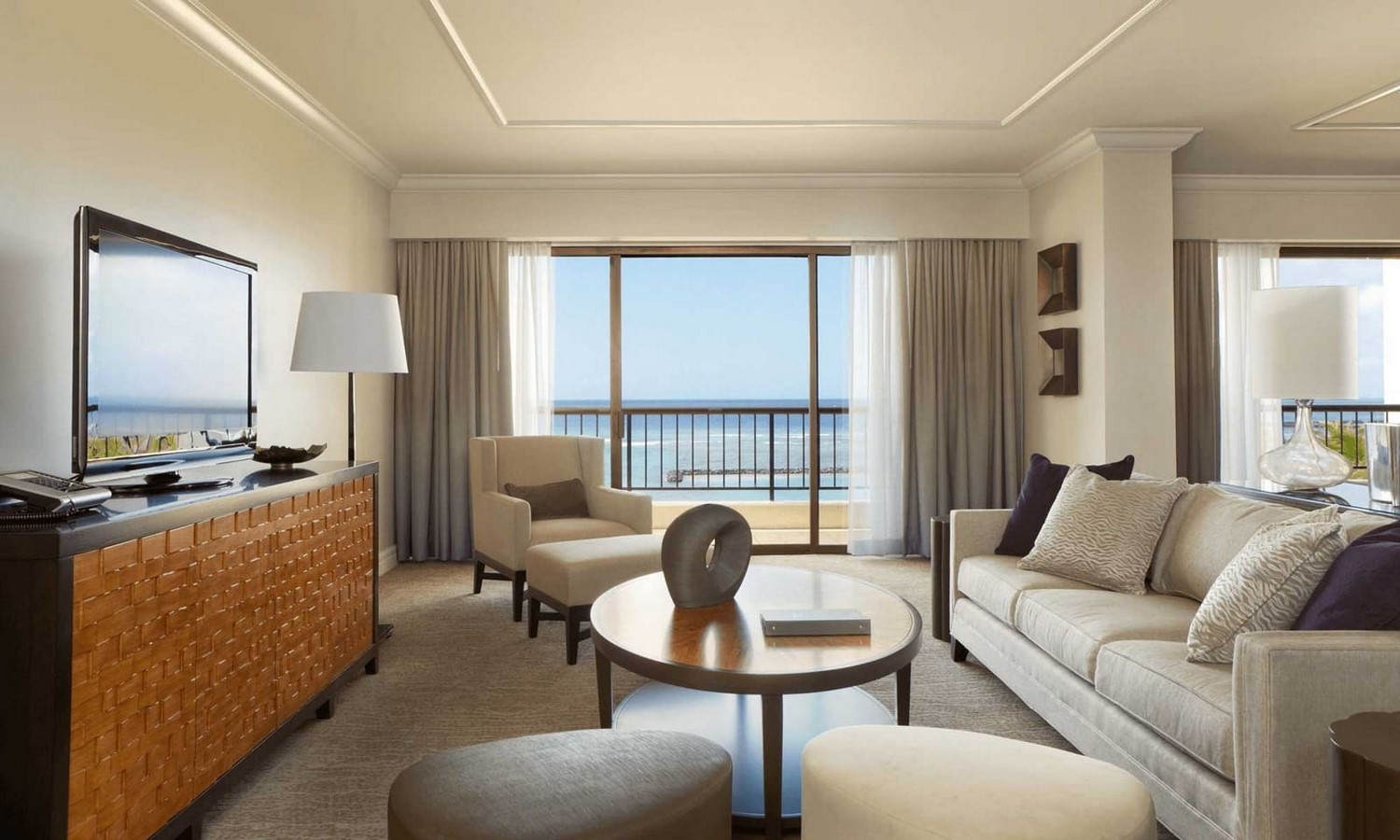 _Entertainment Room _©https://assets.website-files.com/57f2fb3c4b4792b44f8965c8/5862d0d948ddaea33e96902d_Hilton-Hawaiian-Village-Pacific-Asia-Design-Group-PADG-01-p-1600x960.jpeg