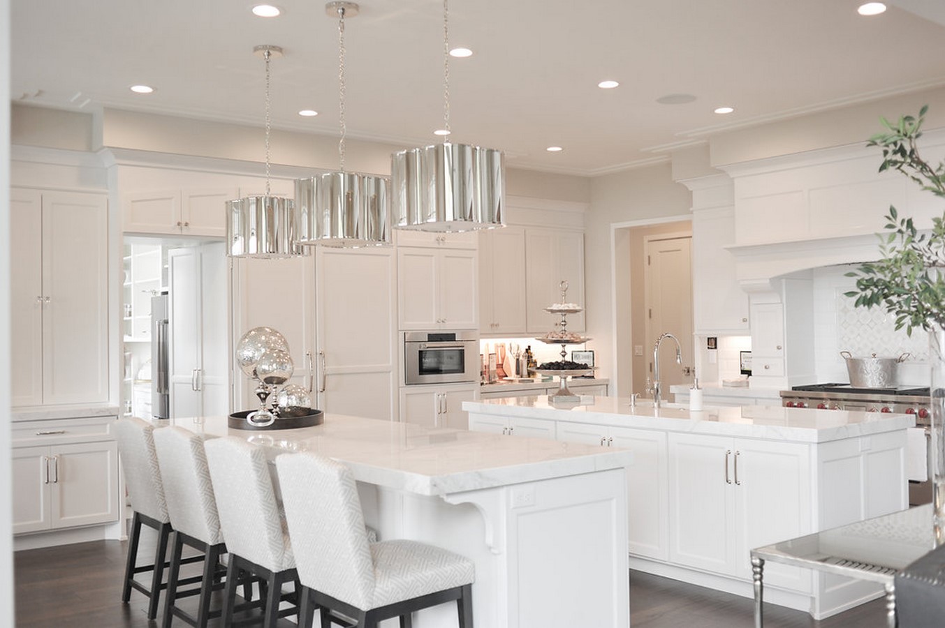 Dining Room and Kitchen_©https://www.ivyinteriorsslc.com/css/20055/portfolio/HTP_6478.jpg?w=999