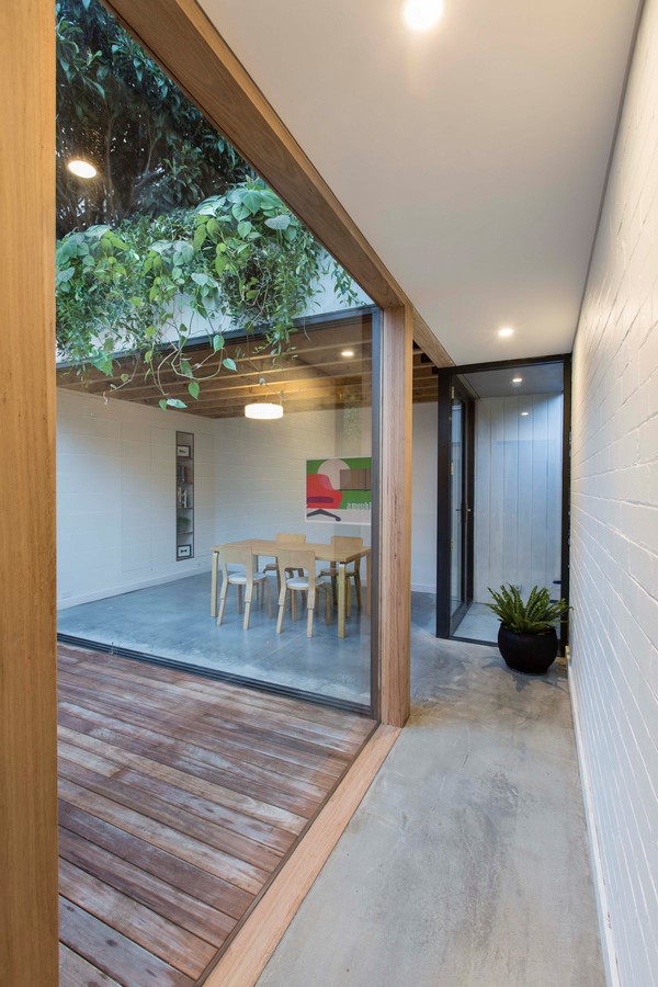 View from the passage into the courtyard_©good-design.org
