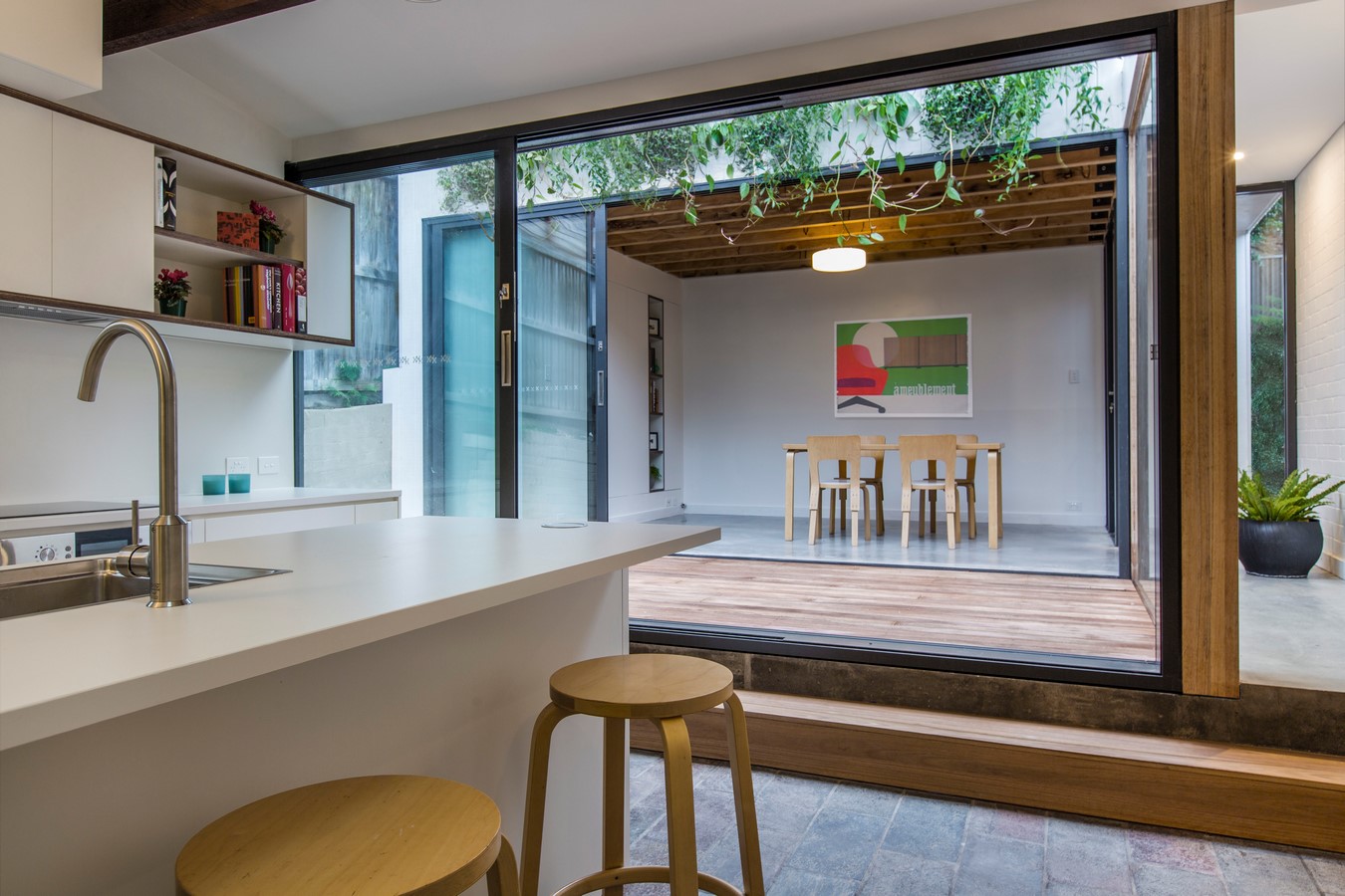 View from the kitchen into the courtyard and dining_©good-design.org