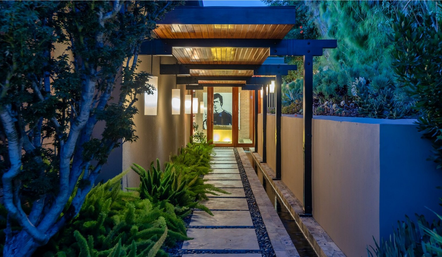 An inside look at the houses owned by Zac Efron - Sheet3