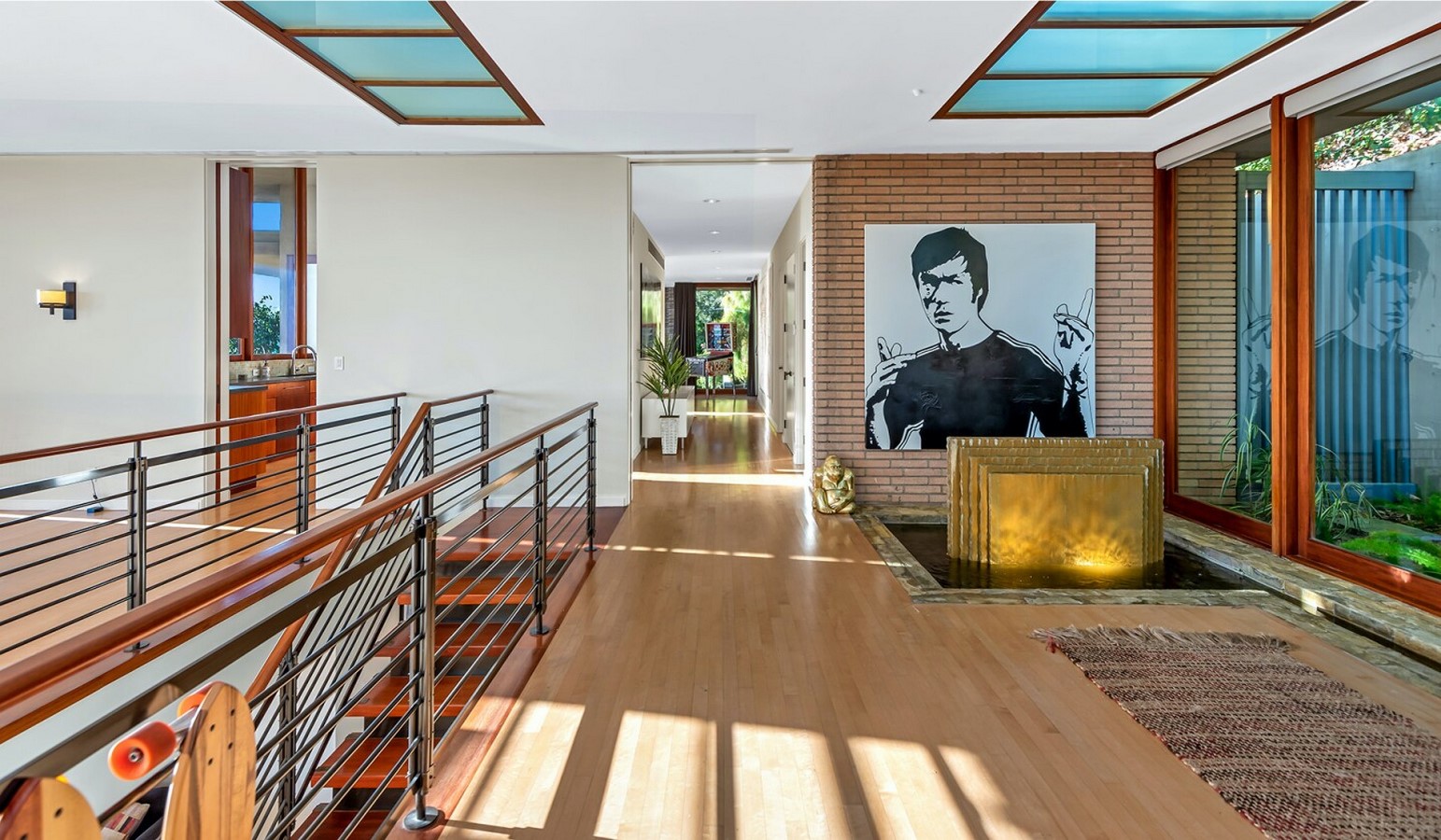 An inside look at the houses owned by Zac Efron - Sheet4