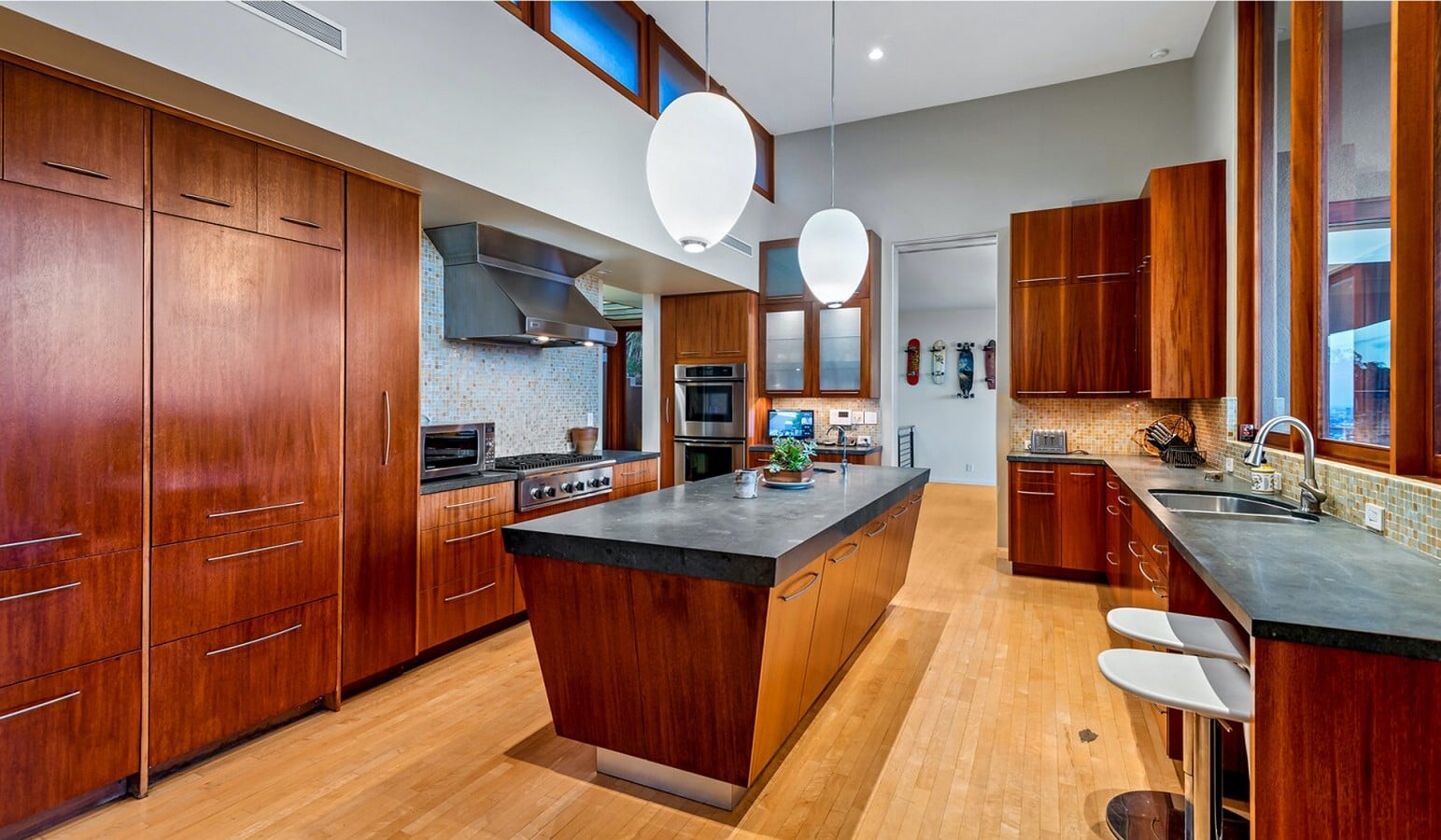 An inside look at the houses owned by Zac Efron - Sheet6