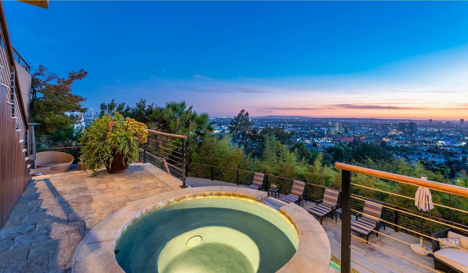 An inside look at the houses owned by Zac Efron - Sheet8