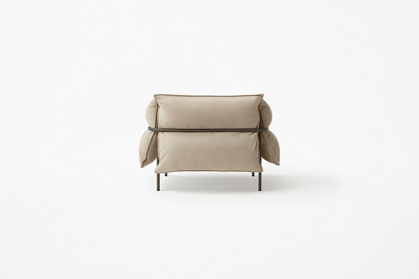 Straddle armchair rear view _©nendo.jp