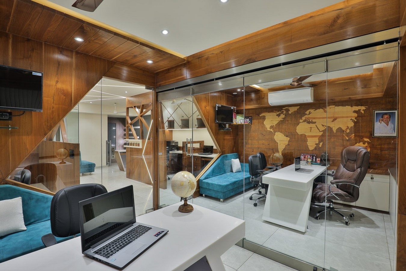 Office_©http://www.shailyganatra.com/images/project-detail/1563191903_chiragbhai-adhiya-b5.jpg?w=999
