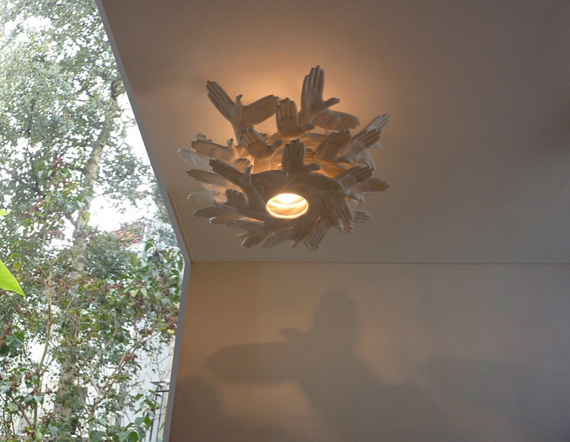 The Bird in Hand lamp by J.P. Meulendijks_©https://dornob.com/hands-up-shadow-puppet-lamp-fills-room-with-nostalgia/
