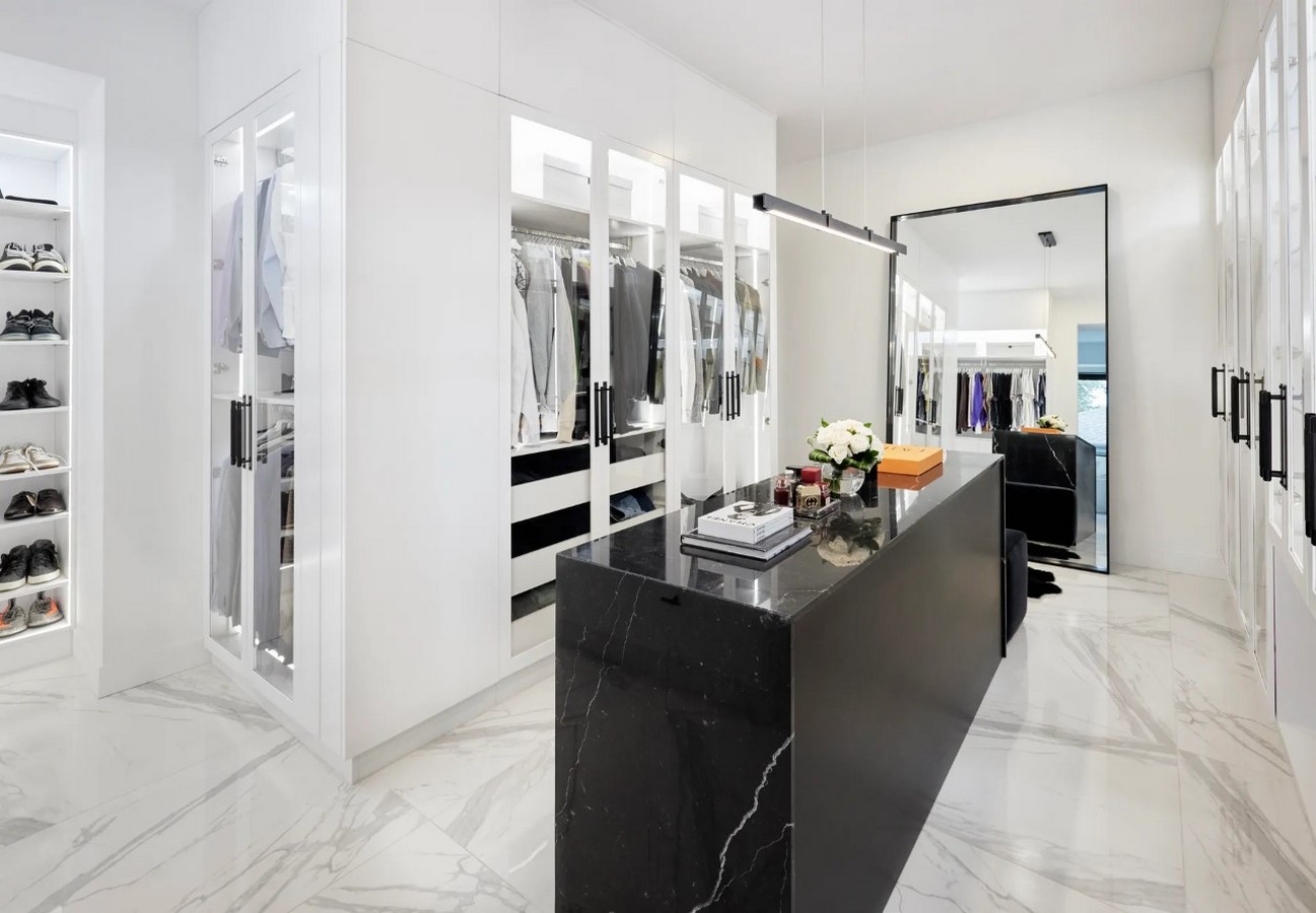 Walk-in Closet_©acrhitecturaldigest.com