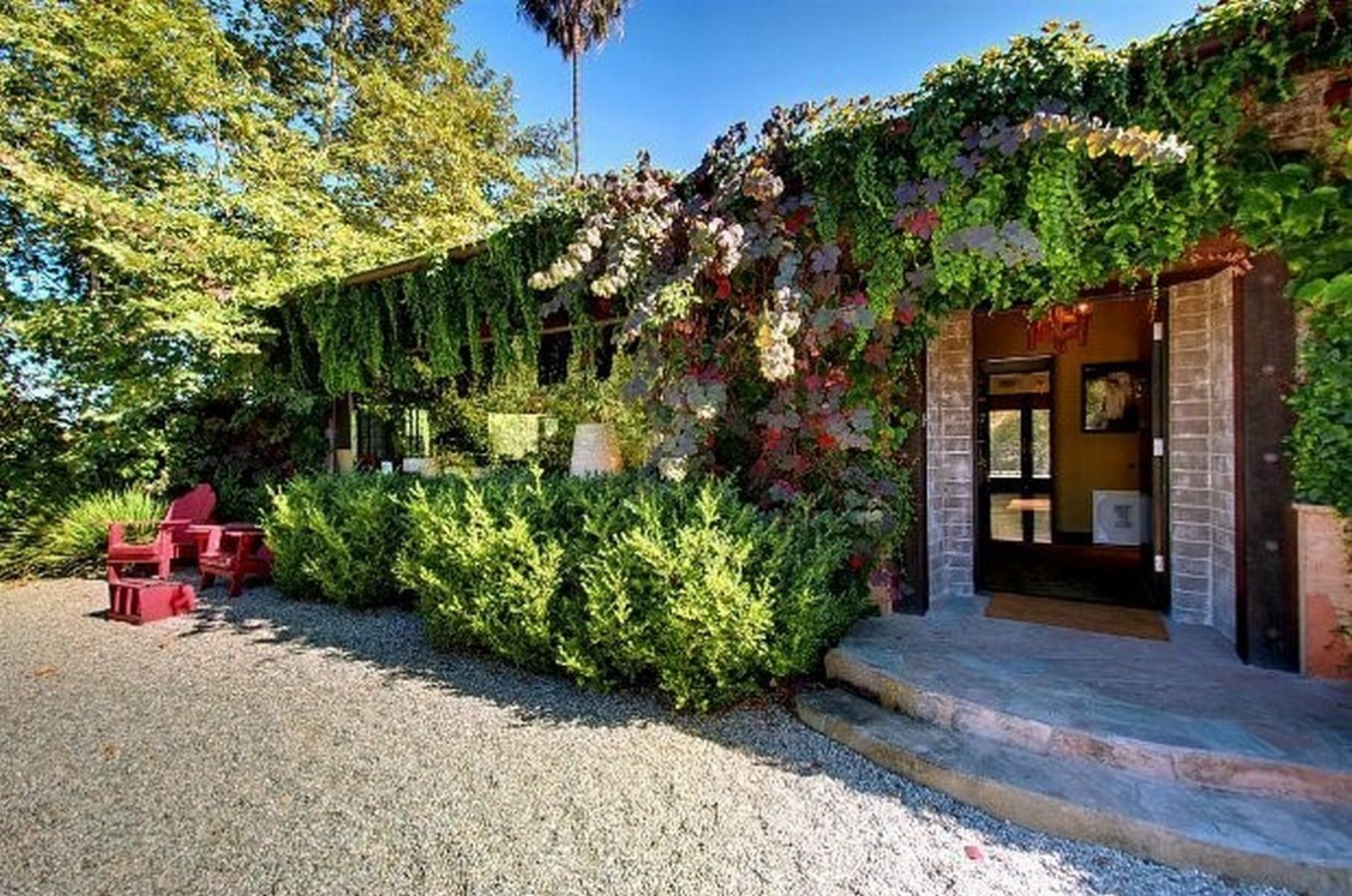 An inside look at the houses owned by Chris Pine - Sheet10