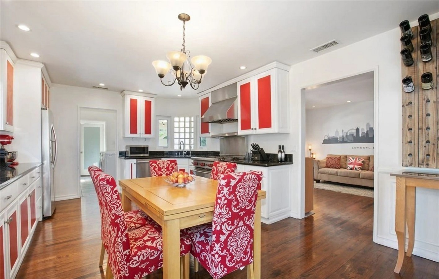 An inside look at the houses owned by Chris Pine - Sheet4