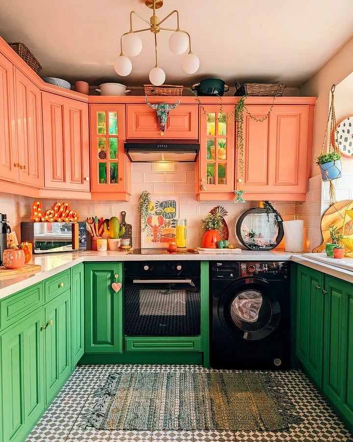 painting the furniture_©Instagram - Thecrazydaisycottage
