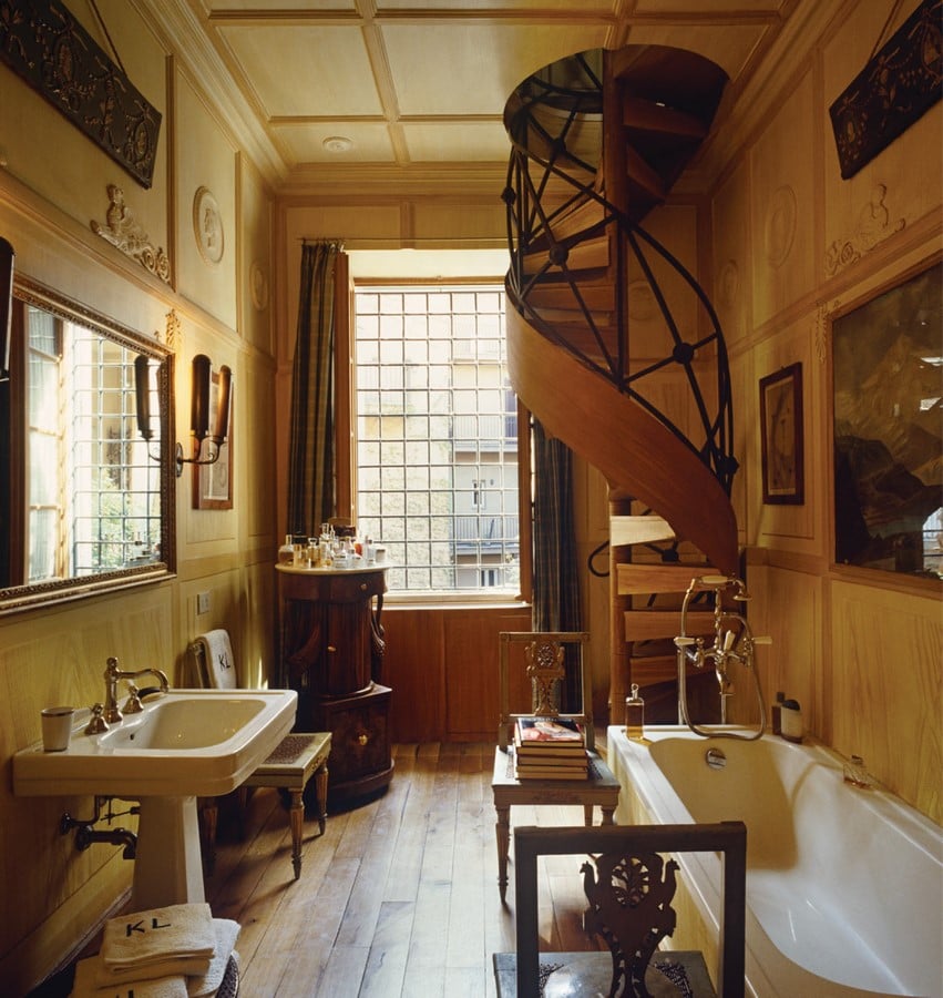 Karl’s Roman bathroom_Ⓒhttps://www.phaidon.com/agenda/design/articles/2019/april/02/the-roman-bathroom-where-karl-lagerfeld-reinvented-himself/