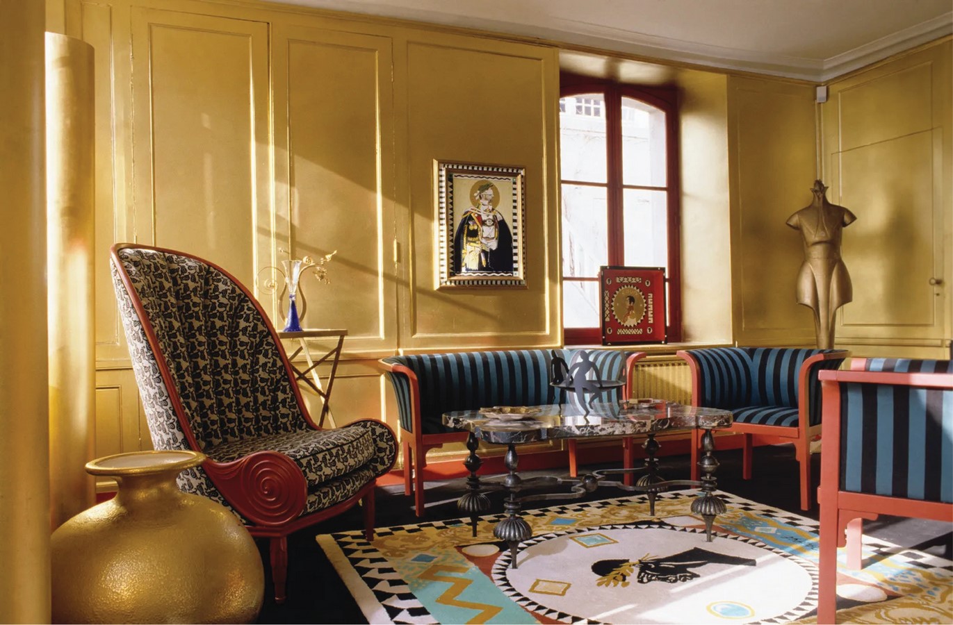 Use of ornate, grand furniture and exquisite furnishings creating a royal appearances_Ⓒhttps://www.vogue.com/article/karl-lagerfeld-interiors-from-the-archives