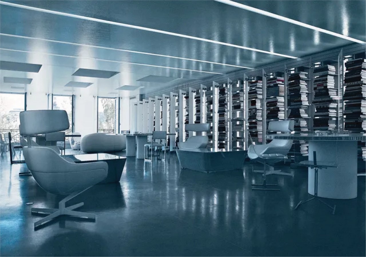 Karl’s bookcase__Ⓒhttps://www.admagazine.fr/decoration/visite-deco/diaporama/lappartement-de-karl-lagerfeld-a-paris/48848