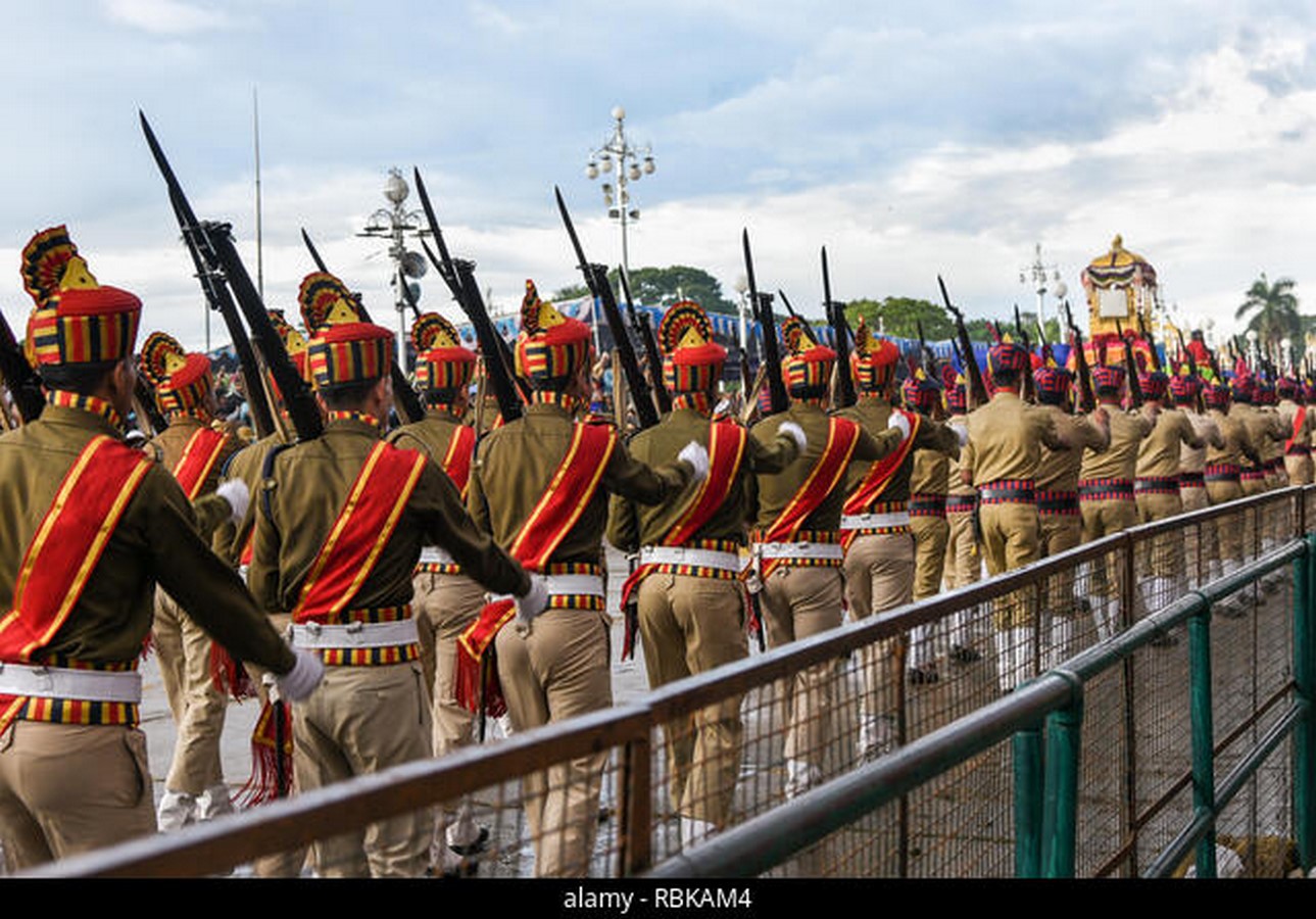 The 21- gun salutation shows respect for the Chief Guest_© Alamy.