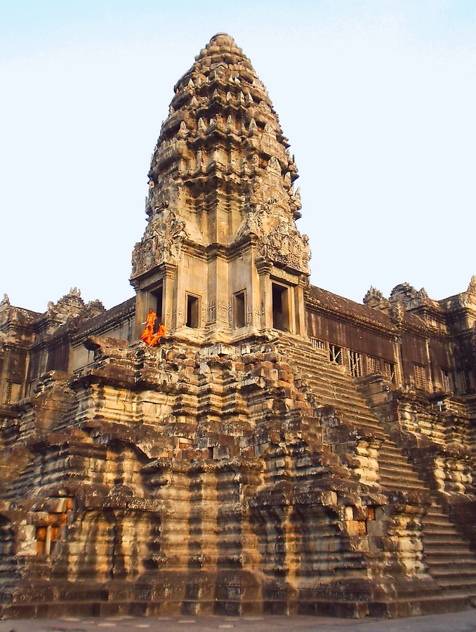 Pyramids at corners of the temple _©Arch daily