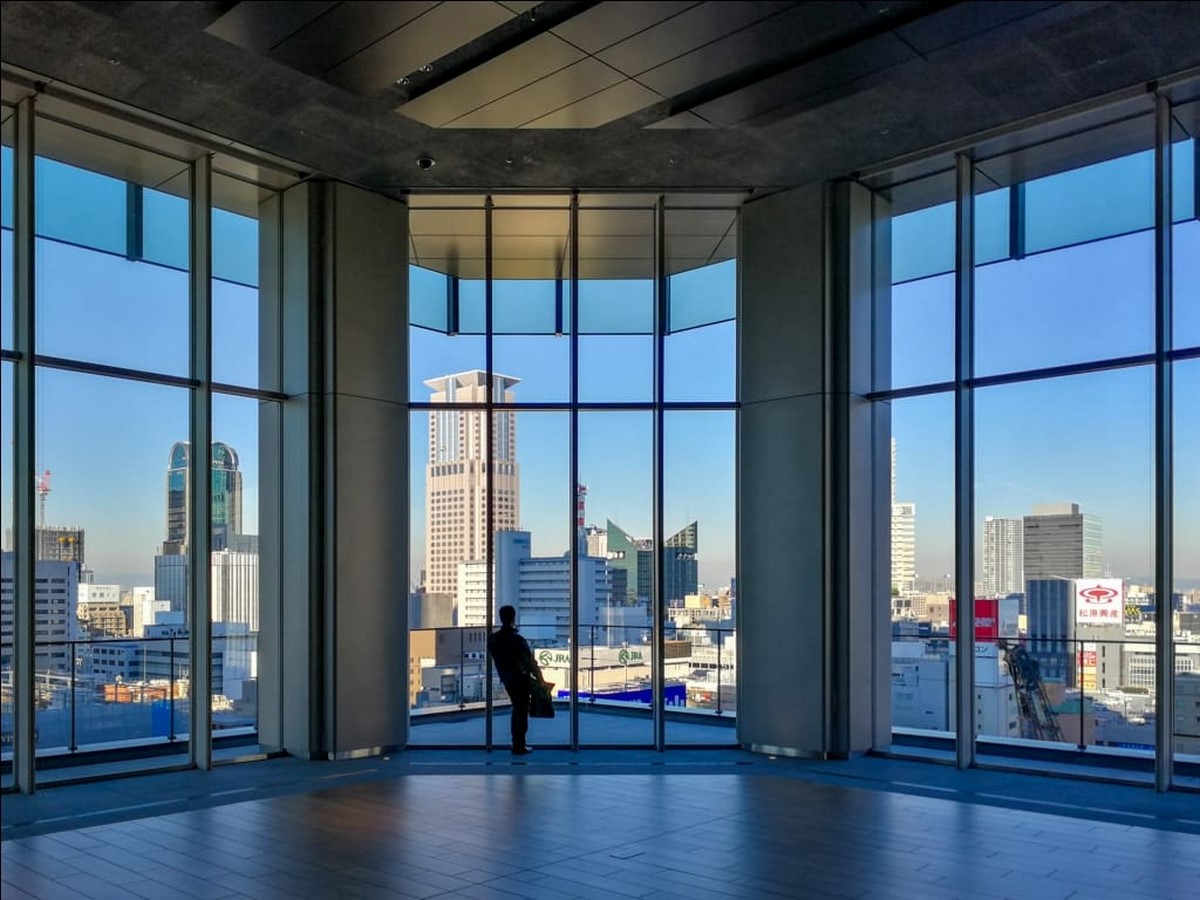 Tinted glass used in interior partitions_©https://cdn.decoratorist.com/