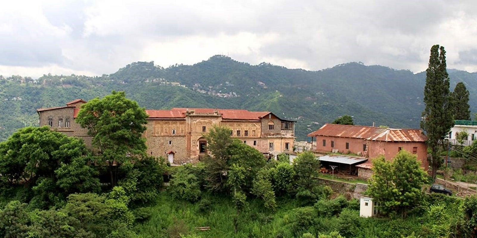 The view of Kuthar Fort, Shimla with the surroundings_©Shimlatourism