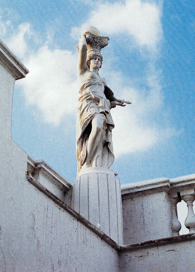Exterior: Terrace Lighting Using Classical Statues 2004 _©Andreas Volwahsen, MIT Libraries DOME (https://dome.mit.edu/handle/1721.3/36809)