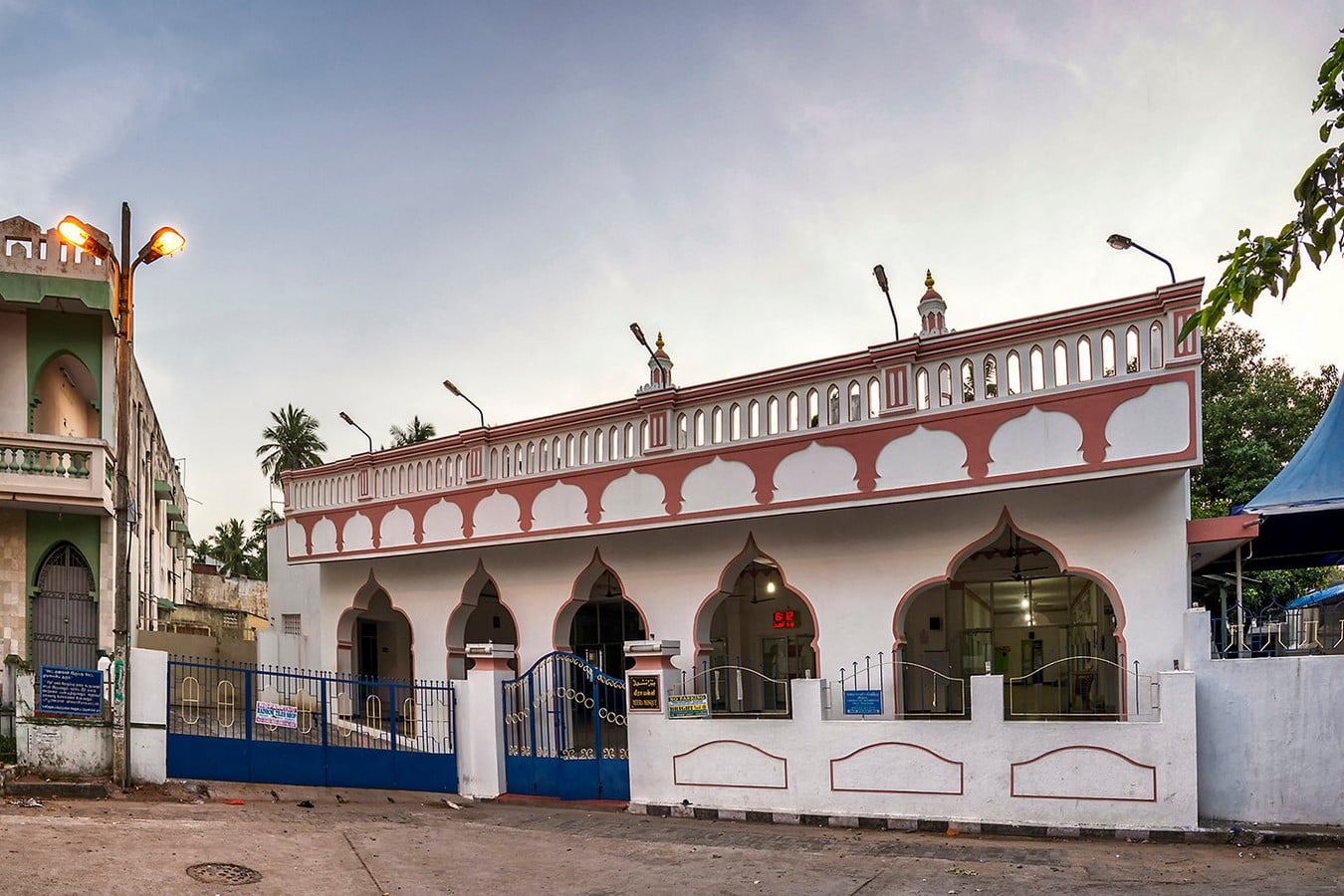 MeeranMosque_ExteriorView_©pondytourism.in