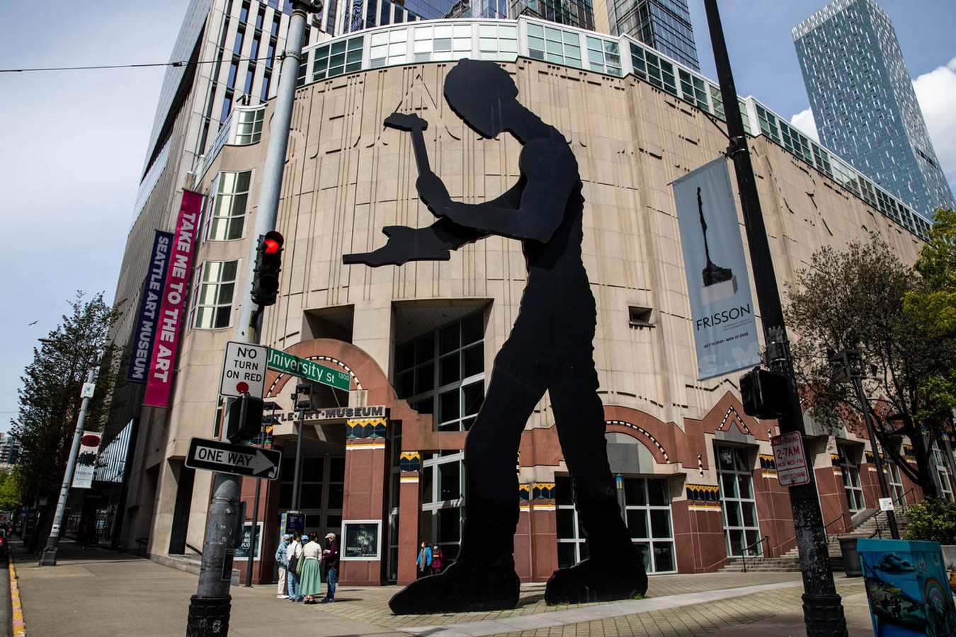 Amanda Snyder/Cross cut. Seattle Art Museum and the “Hammering man”. _©https://crosscut.com/culture/2022/05/seattle-art-museum-security-guards-join-wave-union-efforts).