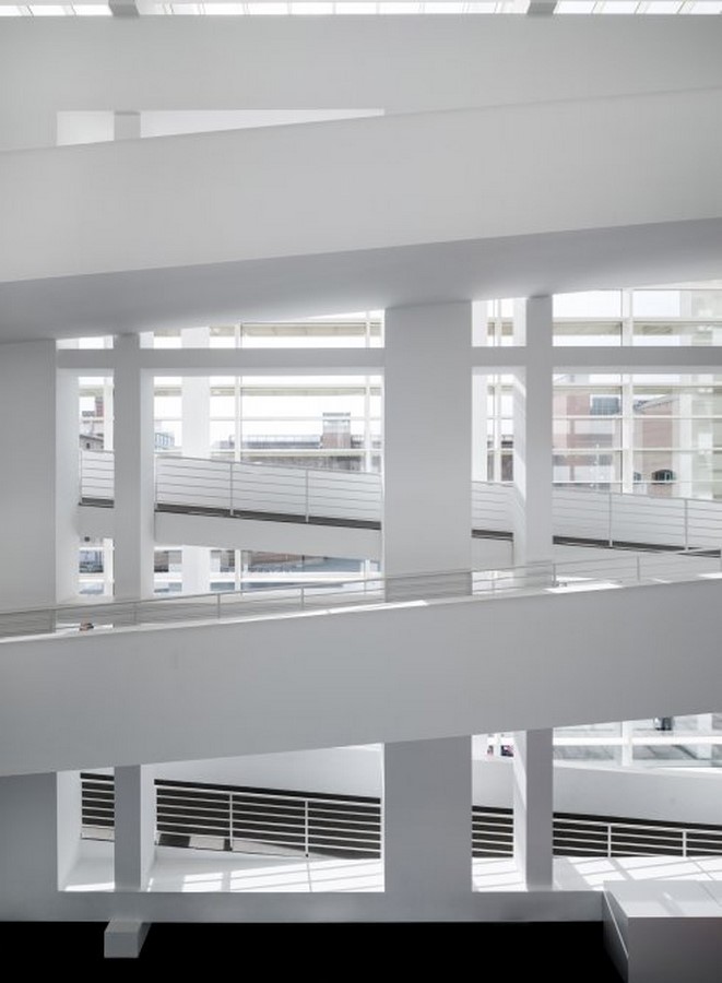MACBA interior transition _©www.macba.cat/en/about-macba/museum/architecture-and-spaces/meier-building