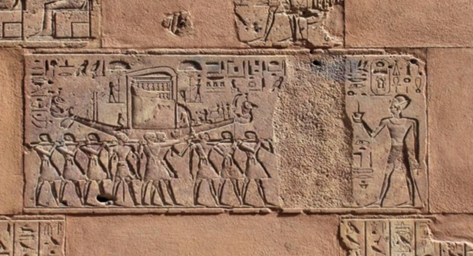 Opet Festival-Relief Work_©reddit.com