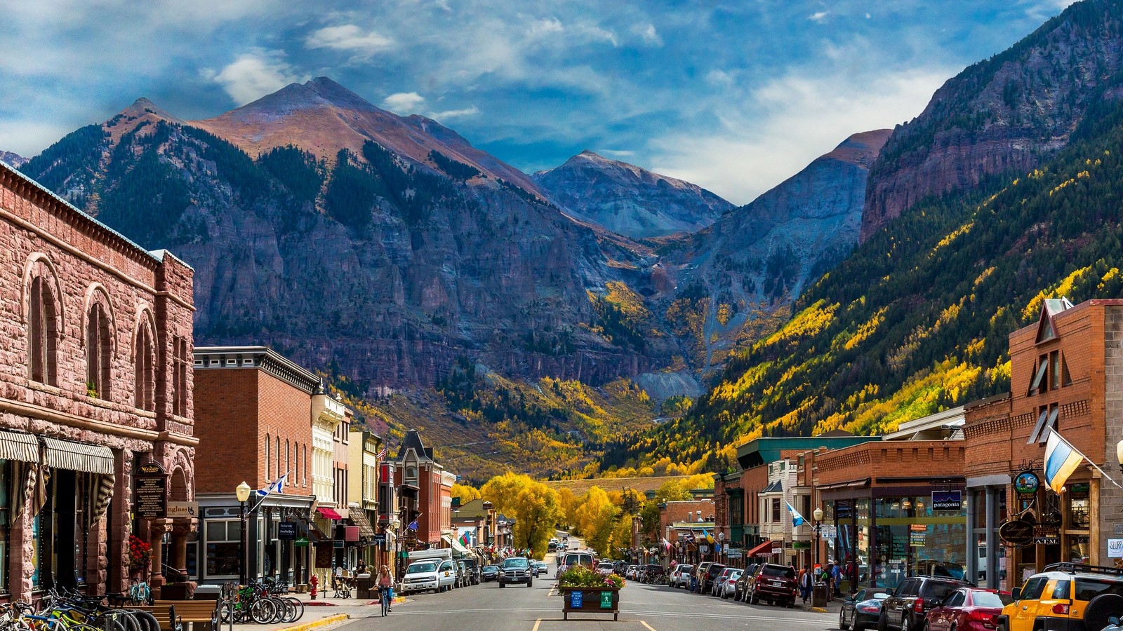 Colorado city with rocky mountains in the backdrop_©cntraveler