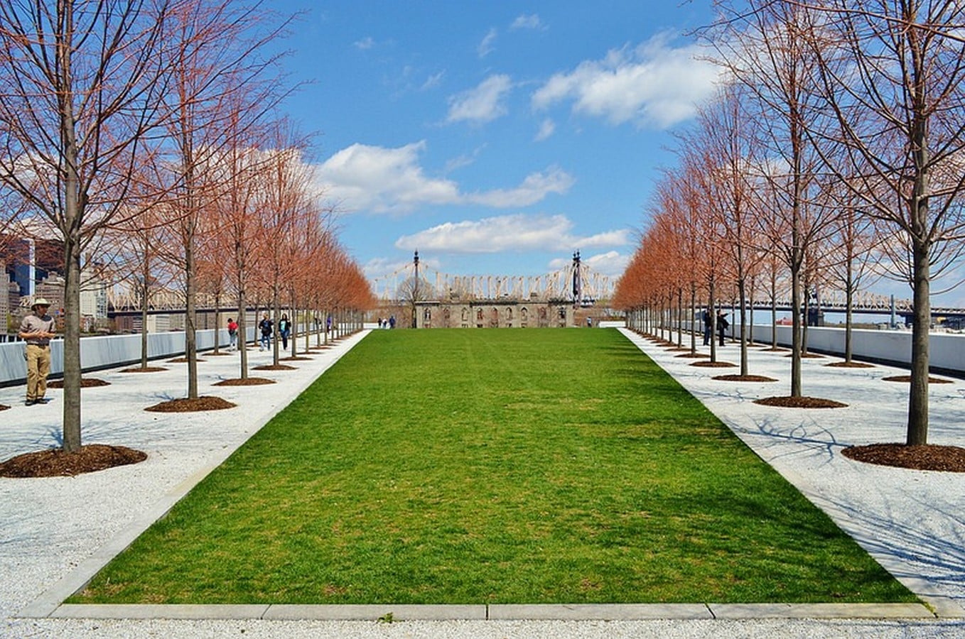 a wide area of greenery with a double row of trees_©https://www.flickr.com/photos/76807015@N03/14048185069/