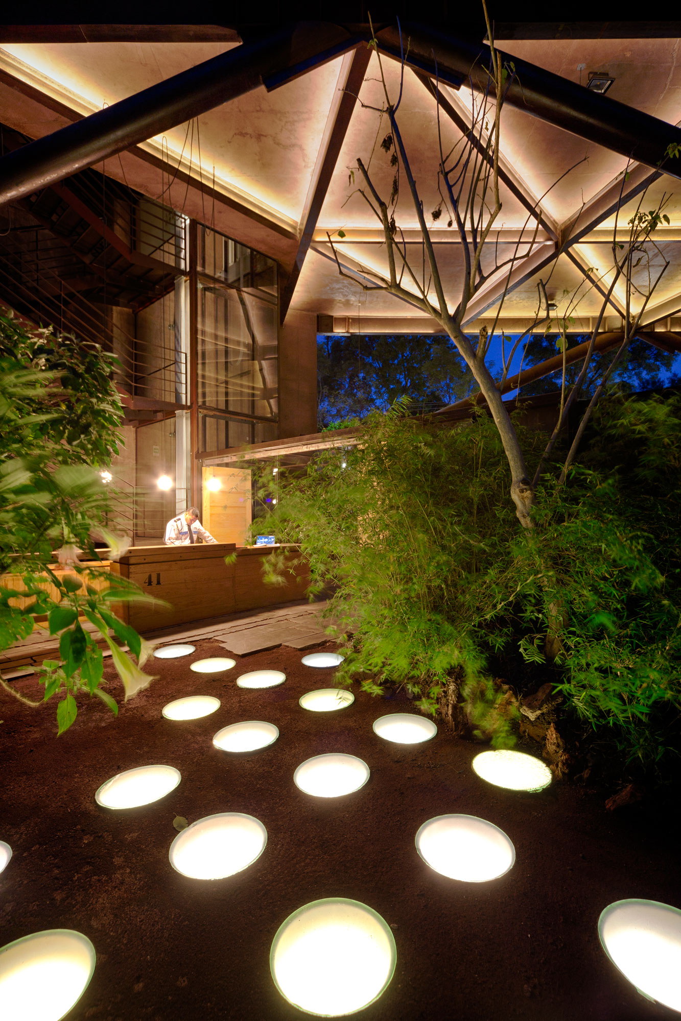 Tower 41 lighting and garden_ ©TAX