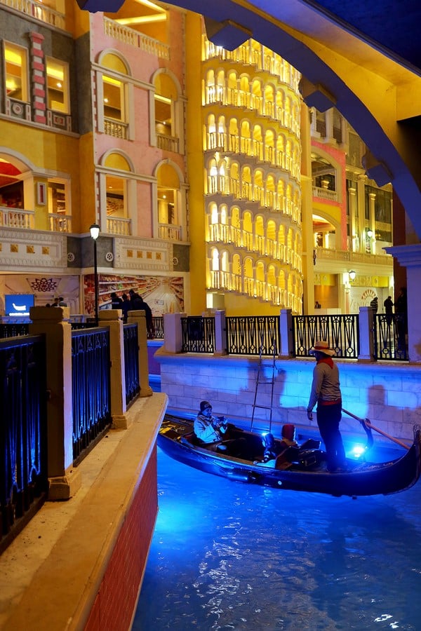 View from the staircase_©https://www.whatshot.in/delhi-ncr/gondola-ride-in-venice-mall-v-160933