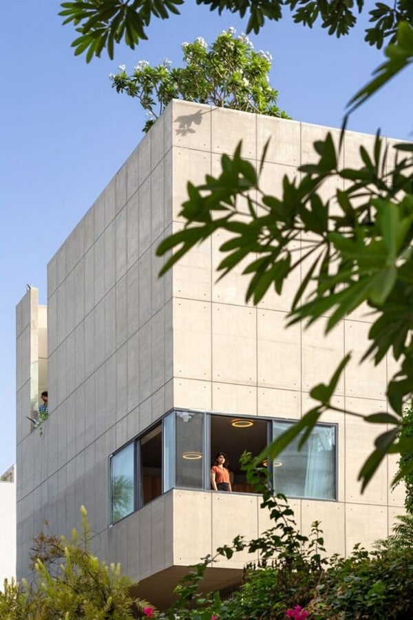 exterior façade_https://architecture.live/ladhani-house-hanging-house-noida-archohm-consults/