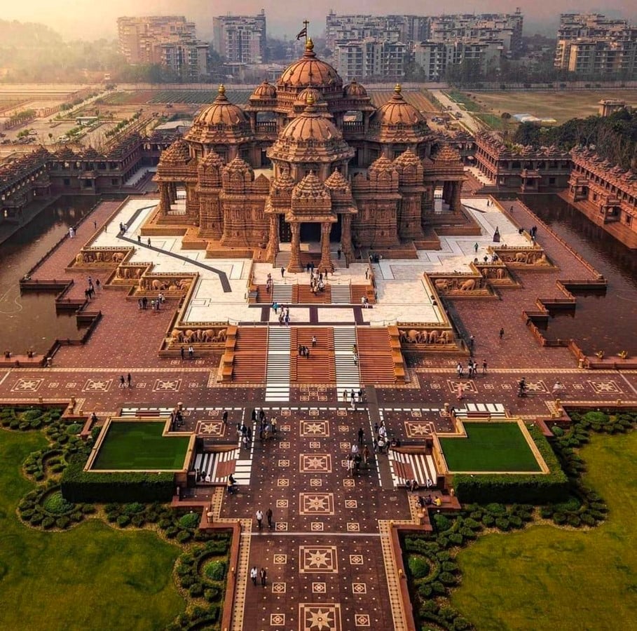 aerial view of the landscape and structure_https://www.easemytrip.com/blog/akshardham-temple-delhi-information