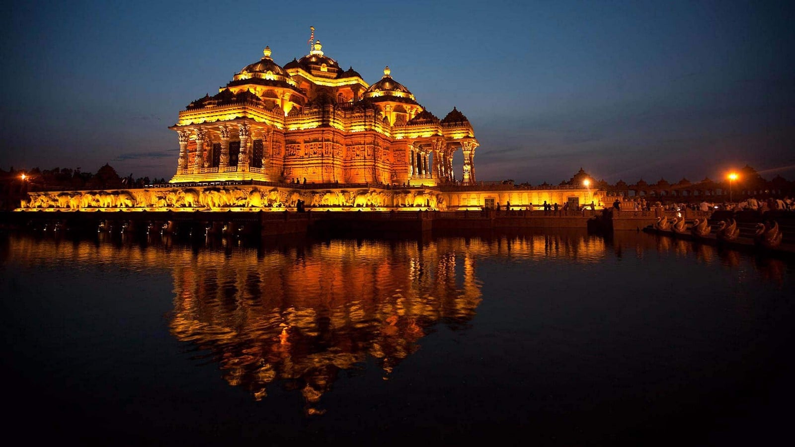 Night view of temple along side the serene waterbody _https://www.tripoto.com/new-delhi/trips/akshardham-mandir-delhi