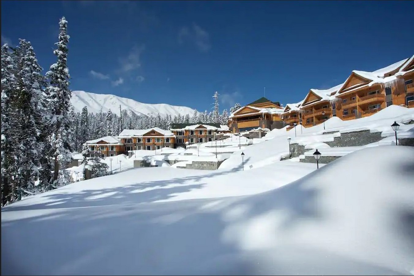The Khyber Himalayan Resort follows the site terrain and harmonises with the suuroundings_©Hotels.com