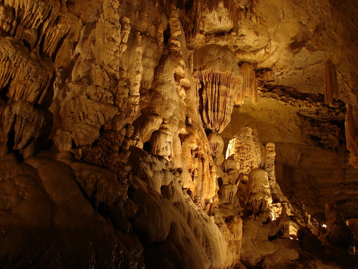The Natural Bridge Caverns_©Rei at en.wikipedia