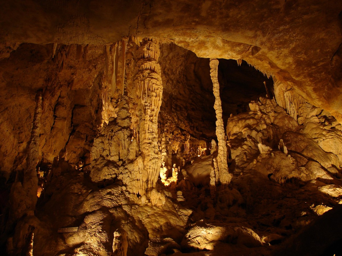 The Natural Bridge Caverns_©Rei at en.wikipedia