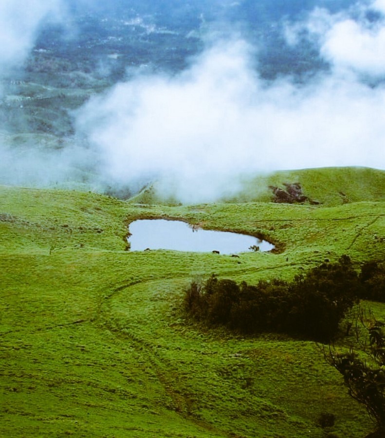 Heart Shape Lake_©https://twitter.com/incrediblewaya2/status/1062706336264183810