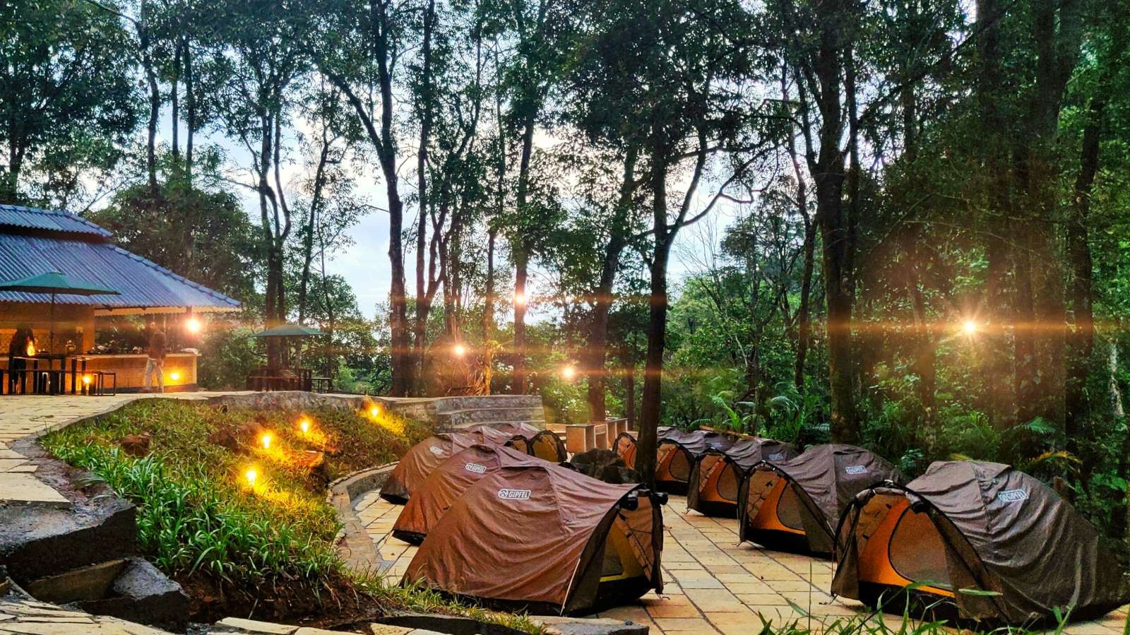 Lantern Stay Resort Tents_©https://www.lanternstay.com/forest-tent-camping-resort/