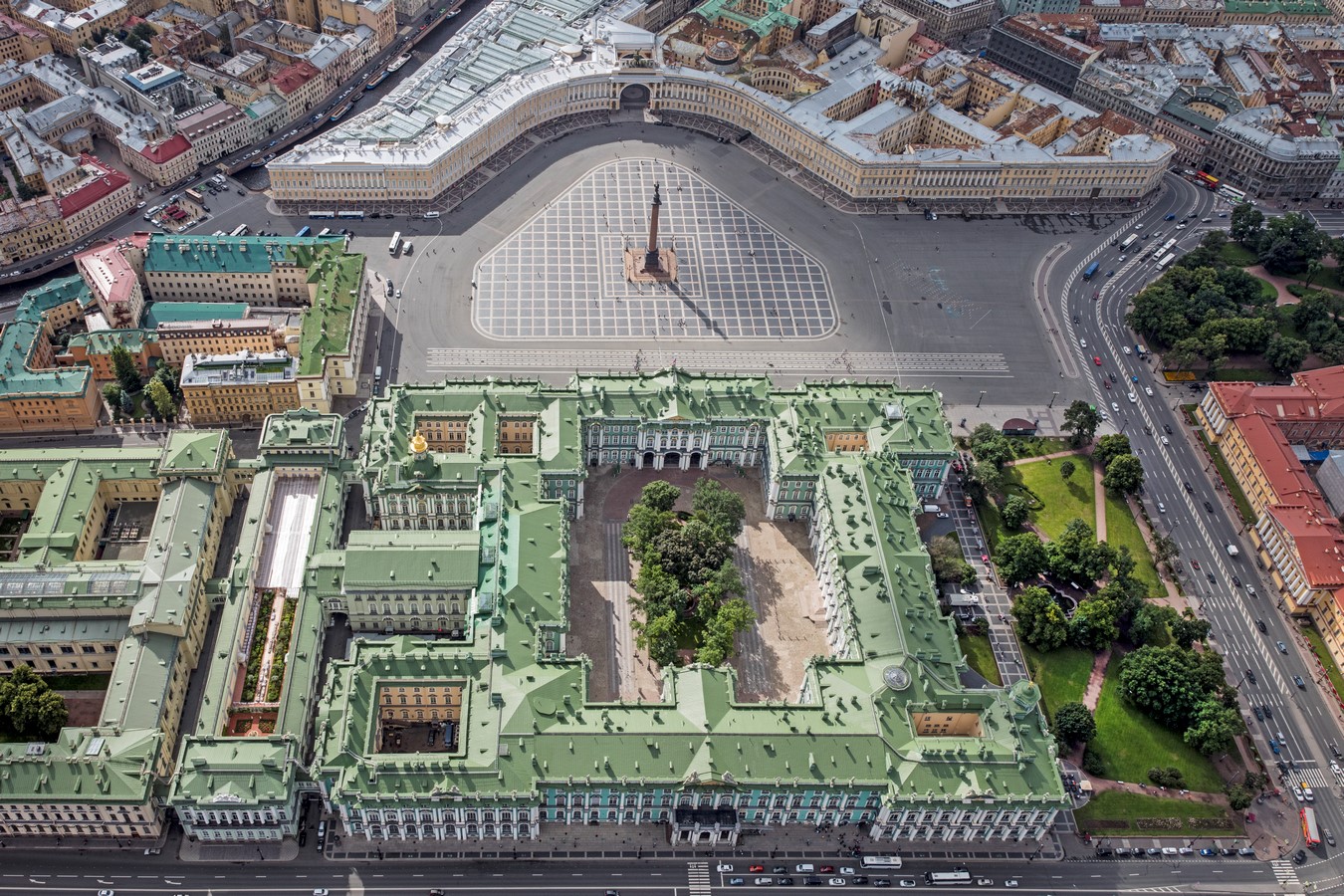 Aerial view of the Palace Square ©Andrew Shiva / Wikipedia