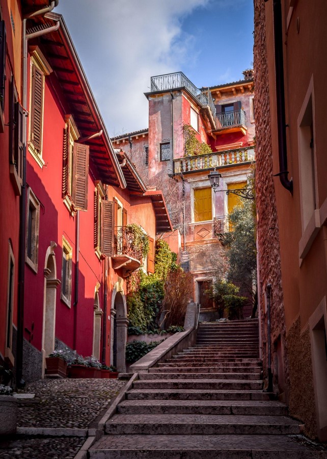 Verona streets, Corbelled pathways photo by Tom Podmore_©https://unsplash.com