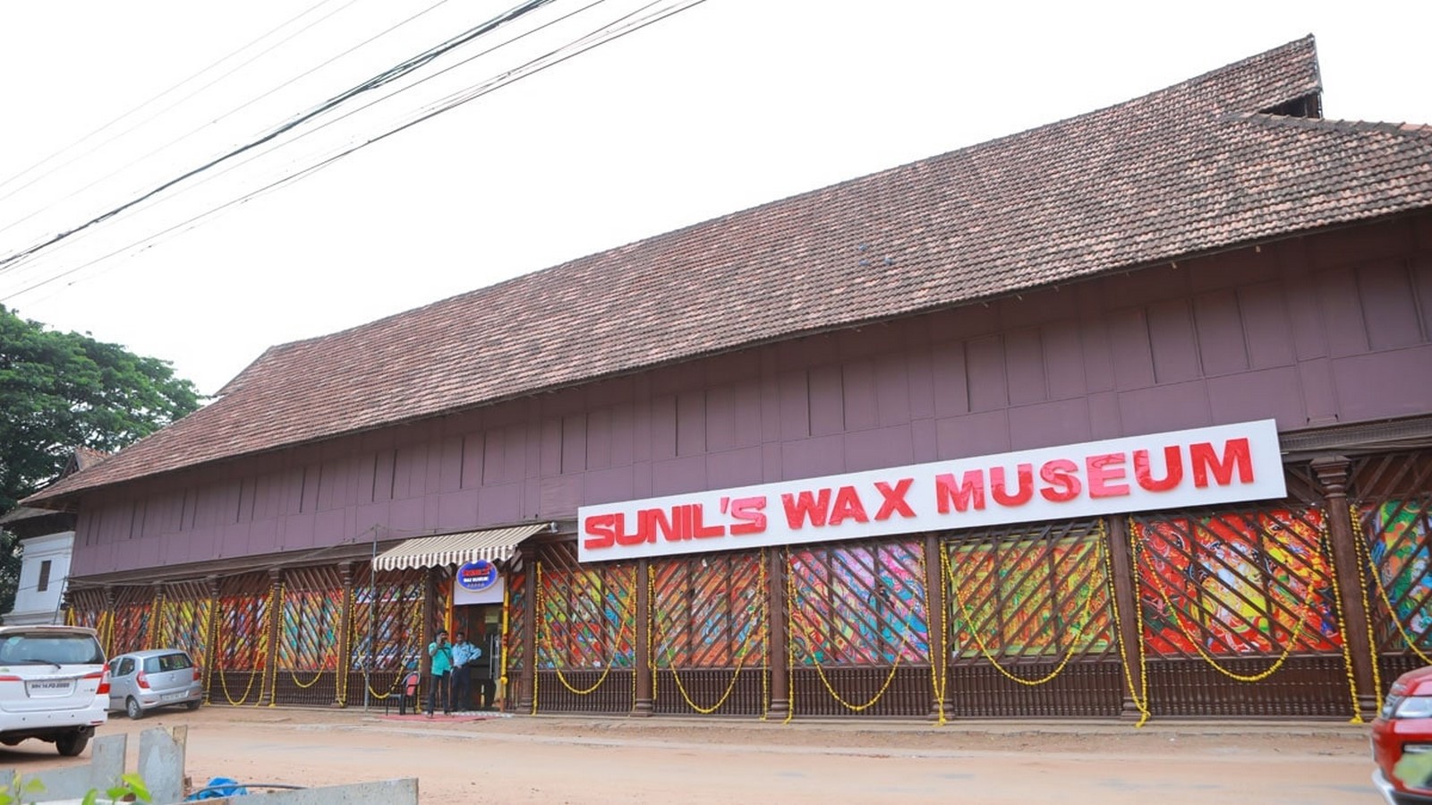 Sunil’s wax museum featuring Kerala architecture ( image by Madhu)_https://celebritywaxmuseum.com/wp-content/uploads/2019/08/wax-img-9.jpg?w=999