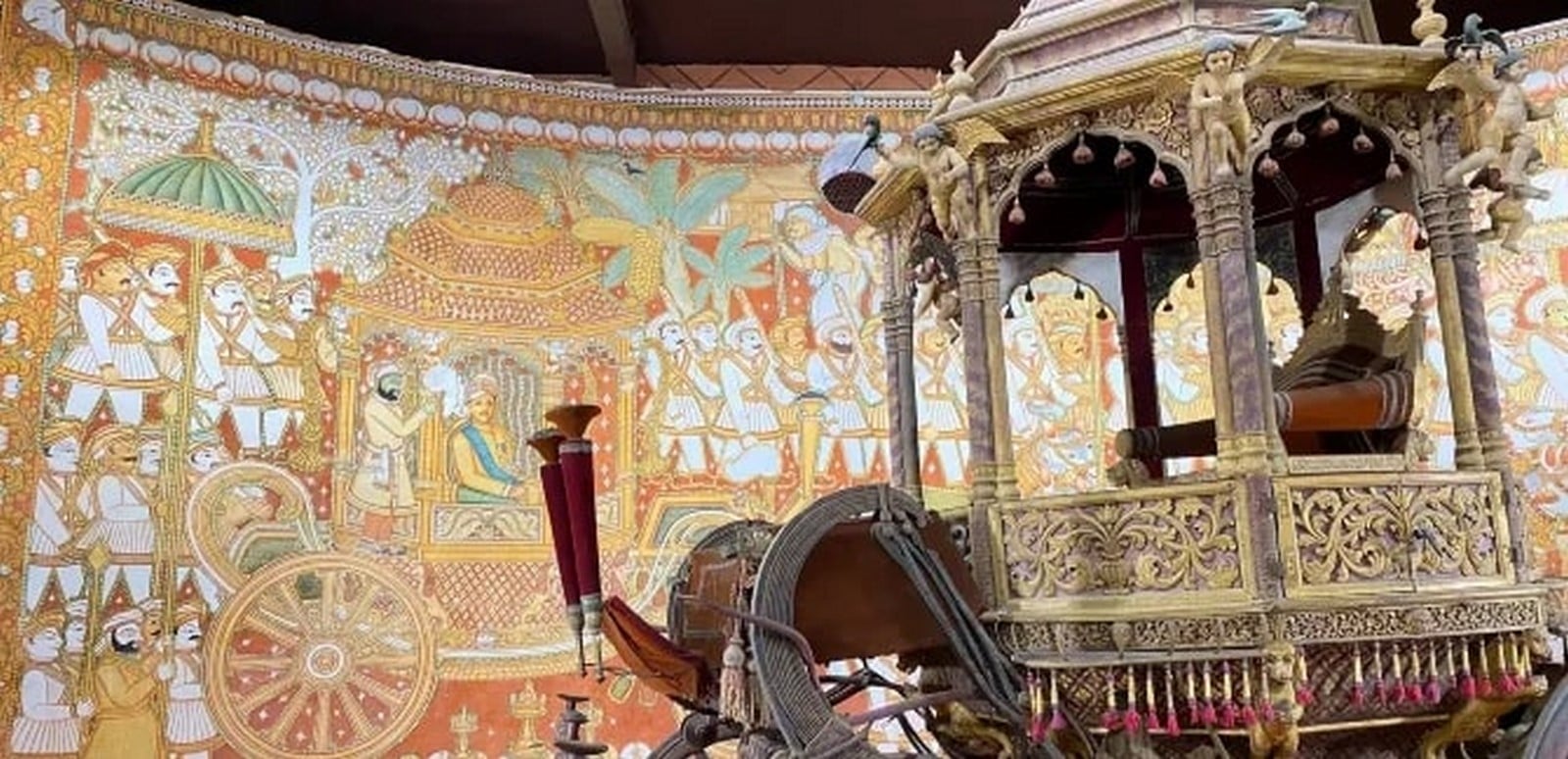 The chariot used by the Travancore dynasty King, exhibited in the Sree Chitra Enclave museum_https://www.trip.com/travel-guide/attraction/thiruvananthapuram/shri-chitra-art-gallery-39704085/