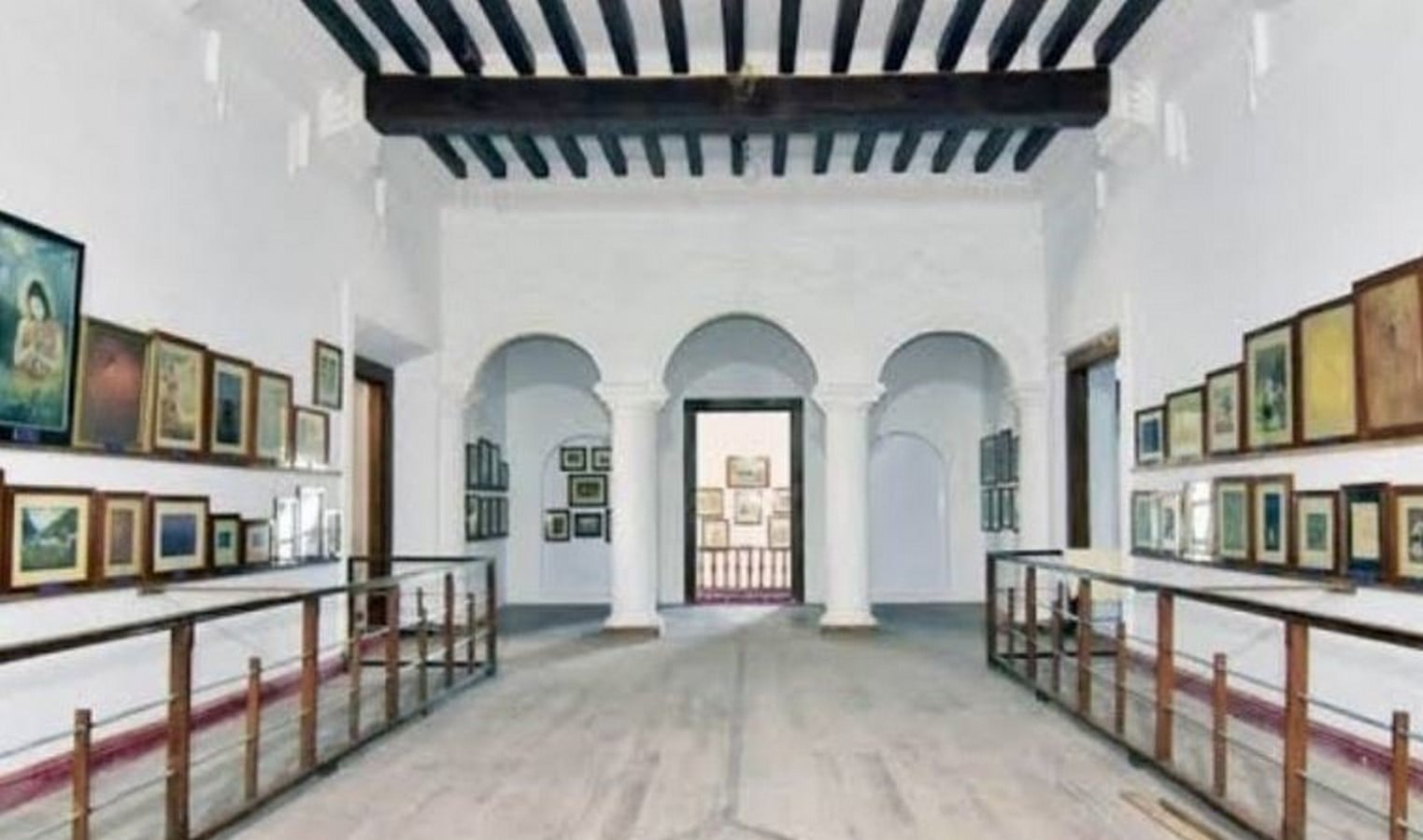 Interior of the Sree Chitra Enclave showing some of the exhibited paintings_https://youimg1.tripcdn.com/target/0ww6c120008ywye54E7CE_C_760_506.jpg?w=999