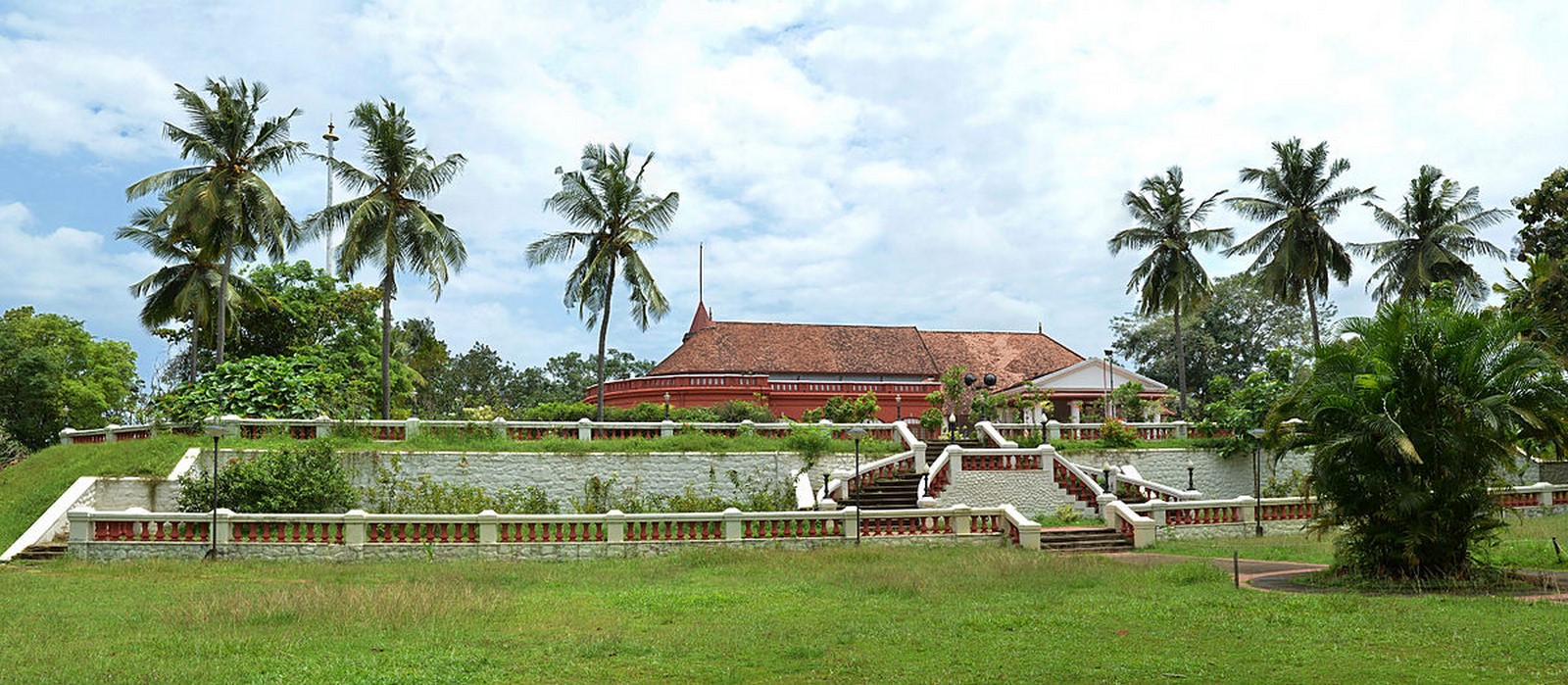 Full view of the Kanakakkunnu Palace, Thiruvananthapuram (image by Augustus Binu)_https://en.wikipedia.org/wiki/File:Kanakakkunnu_Palace_DSW.jpg?w=999