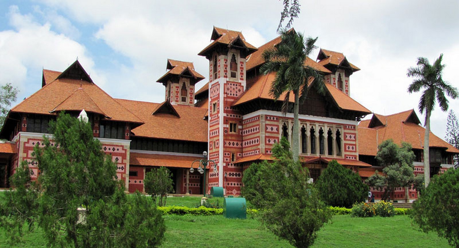 Wider view of the Napier Museum showing its colorful exterior and Kerala architecture. (image by Jyothis Kumar)_https://www.transindiatravels.com/kerala/trivandrum/napier-museum/