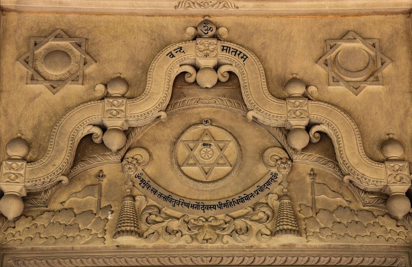 Varanasi Nepali Temple_©https://upload.wikimedia.org/wikipedia/commons/c/c7/Nepali_Temple%2C_Varanasi.jpg?w=999