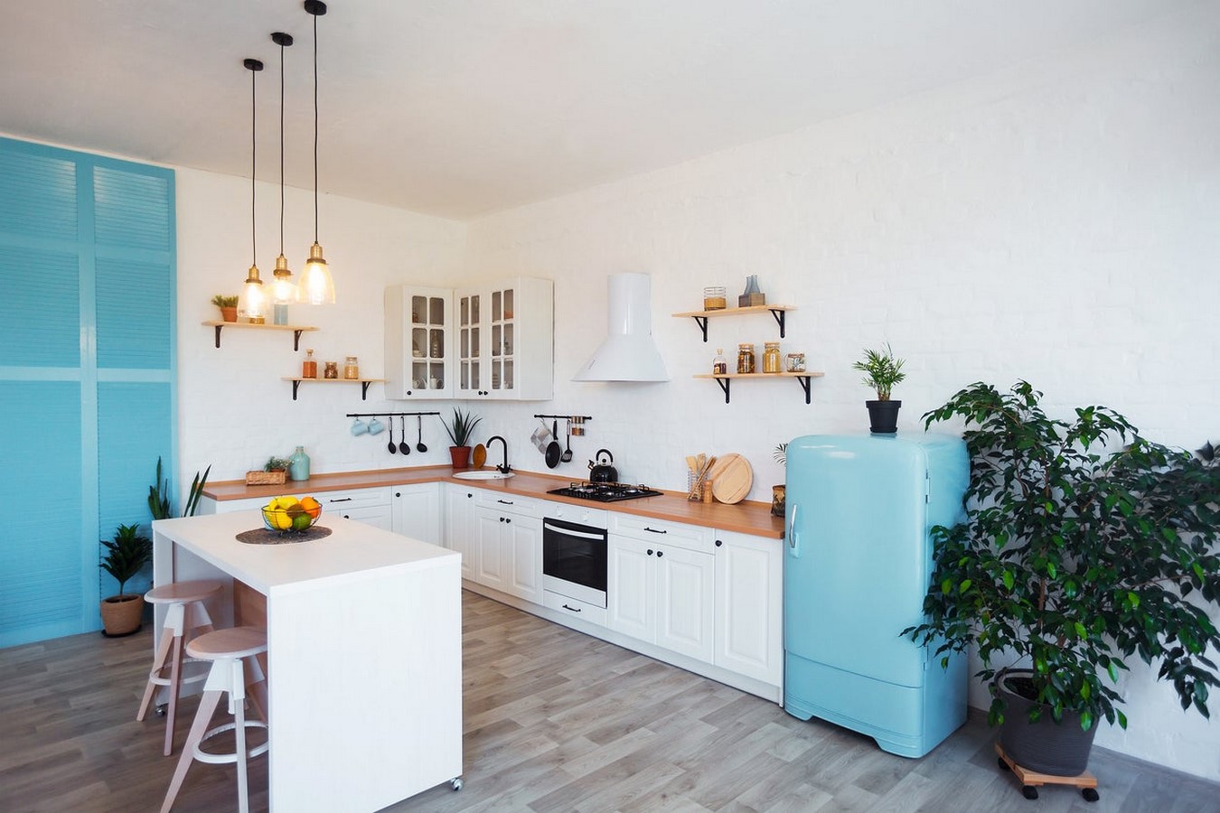 The white kitchen interior_©istockphotos