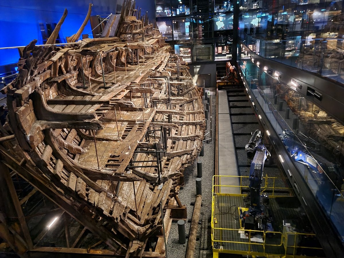 The ruins of Mary Rose, displayed in Museum in Portsmouth_robww